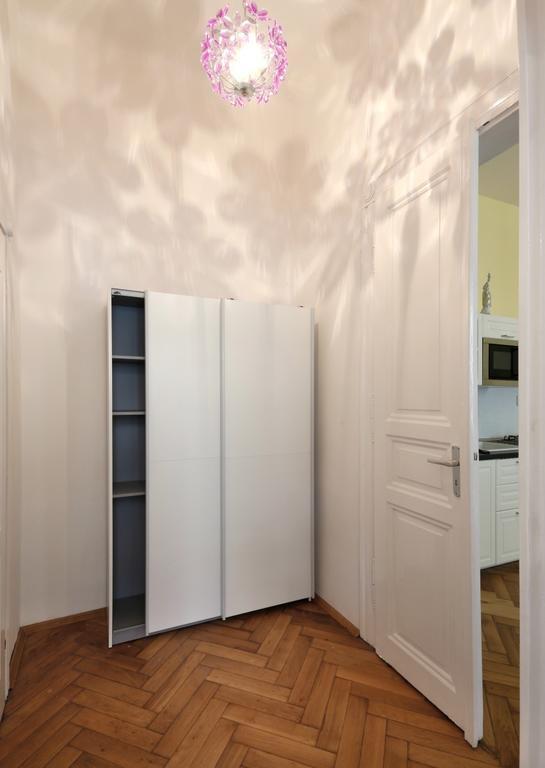 Apartment Near The Charles Bridge Prague Room photo