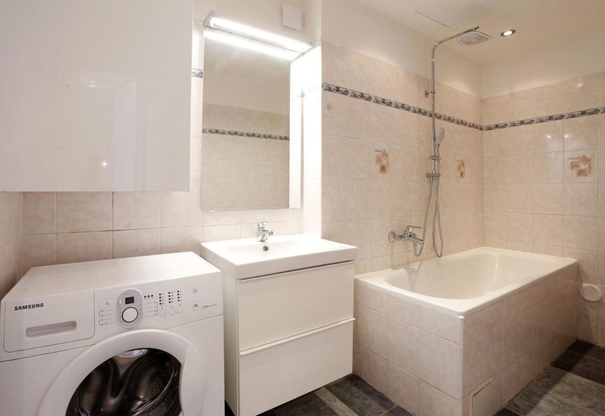 Apartment Near The Charles Bridge Prague Room photo